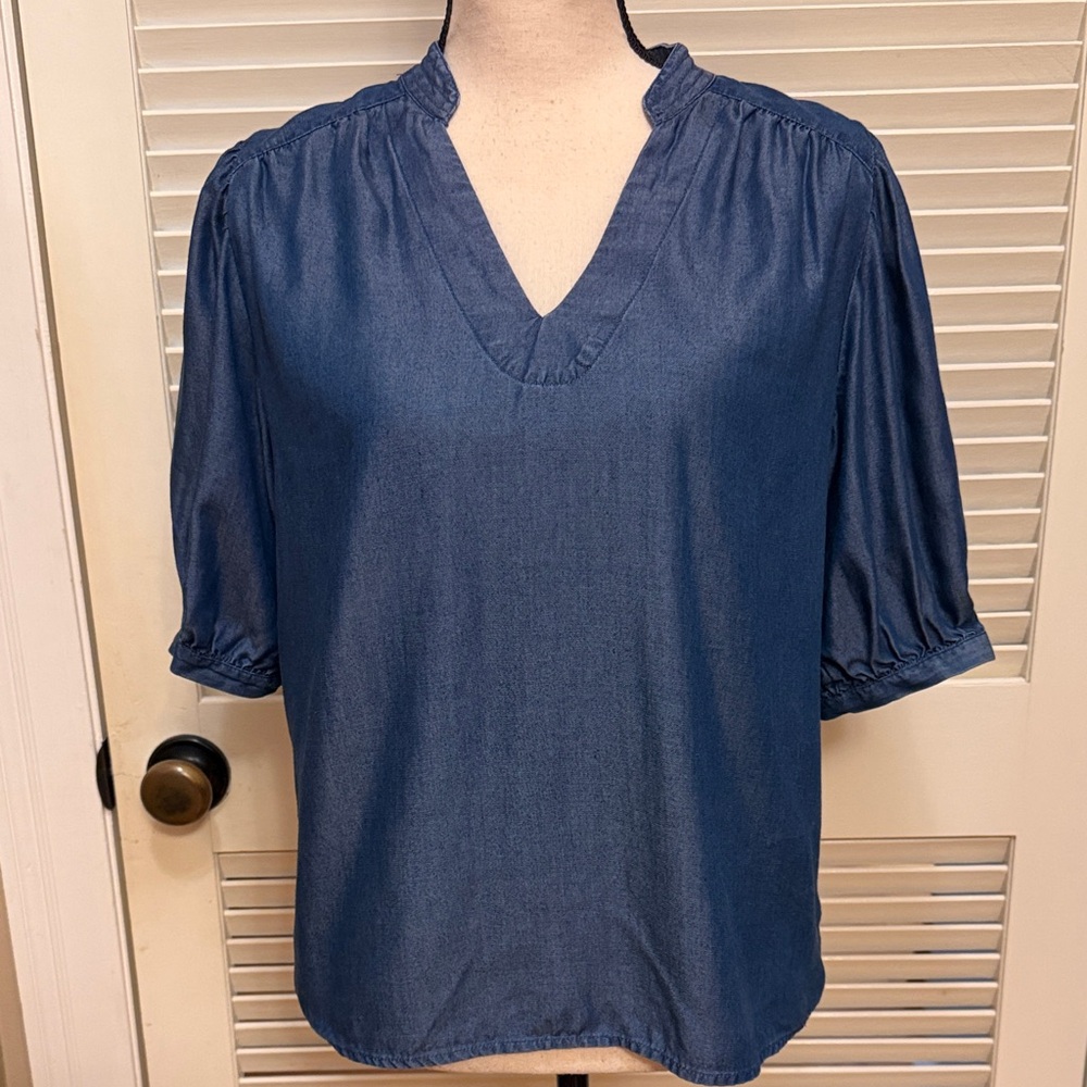 Ann Taylor Factory Chambray V-Neck Top in Blue, Size XSmall, EUC